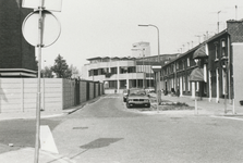 861219 Gezicht in de Dirck van Zuylenstraat in Wijk C te Utrecht, vanaf de Lange Koestraat, met links de betonnen ...